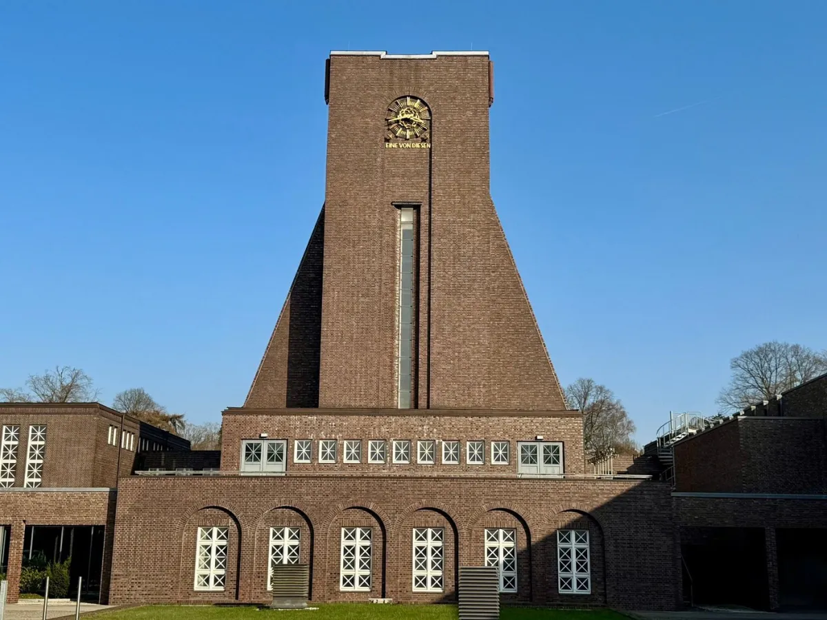 Backsteingebäude mit Turm und Uhr