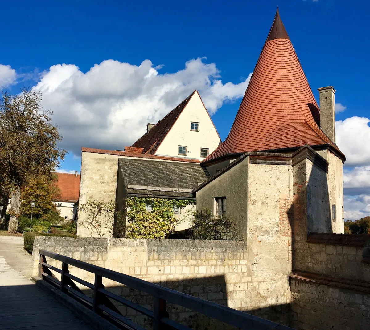 Historisches Gebäude mit Spitzdach und Brücke