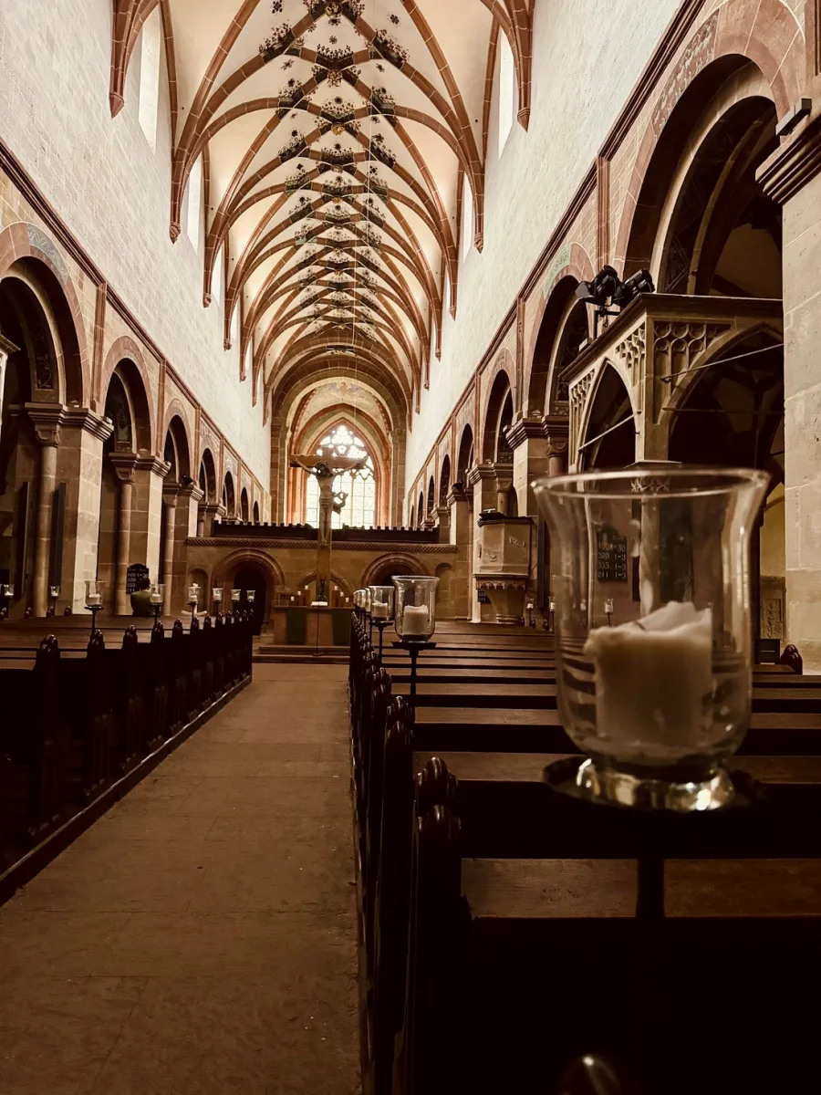 Innenansicht einer Kirche mit hohen Gewölbedecken.