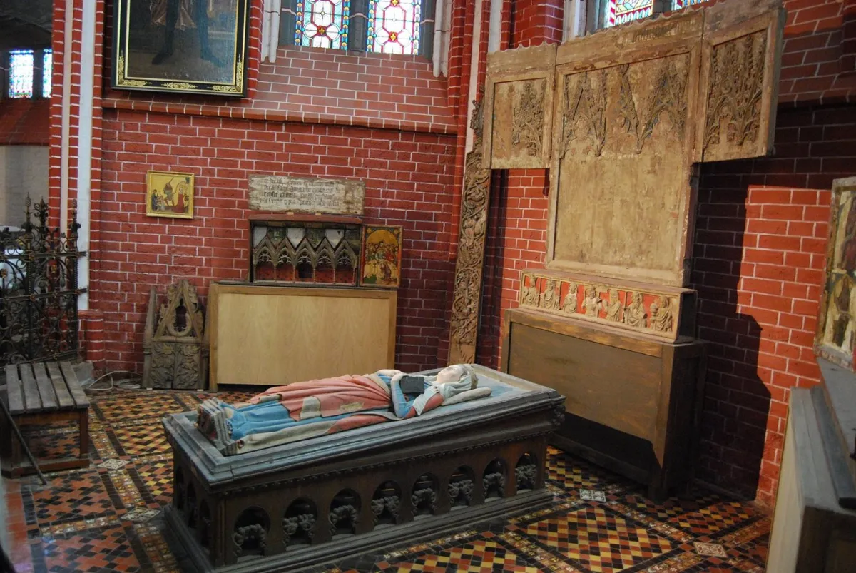 Mittelalterliches Grabmal in einer Kirche