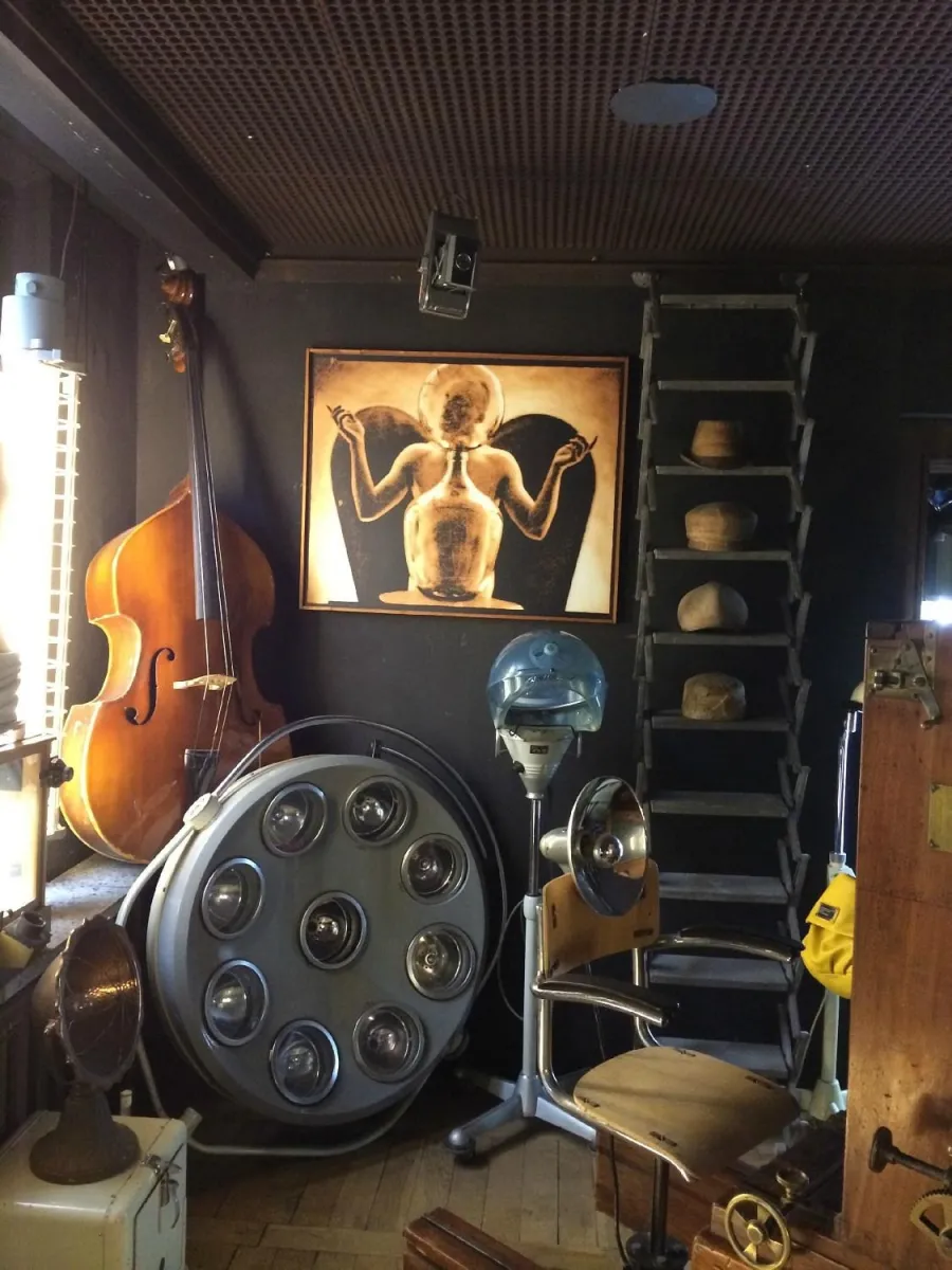 Vintage Friseursalon mit Cello und Kunstwerk