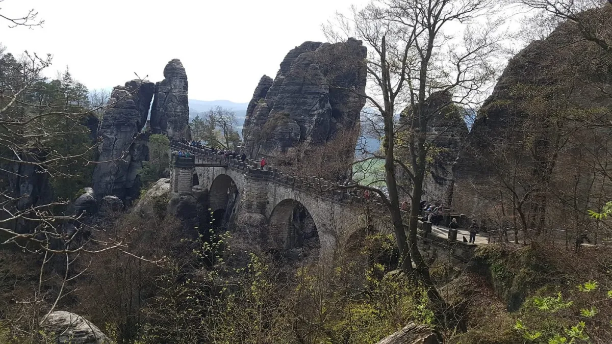 Steinbrücke in felsiger Landschaft