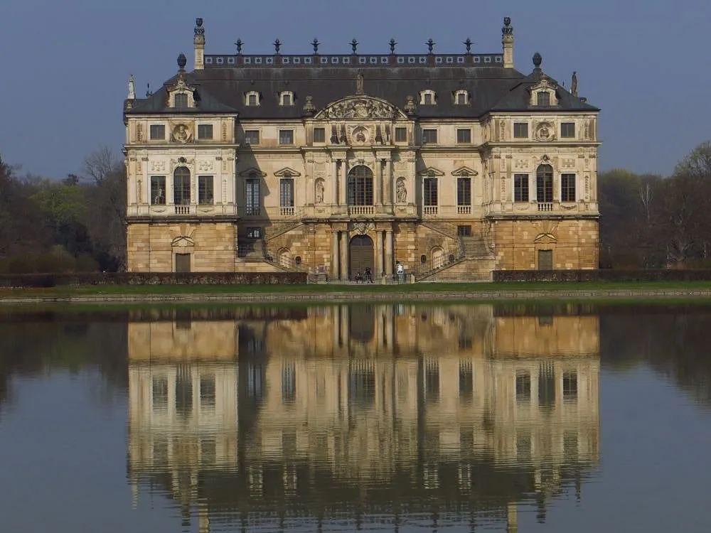Barockschloss mit Spiegelung im Wasser