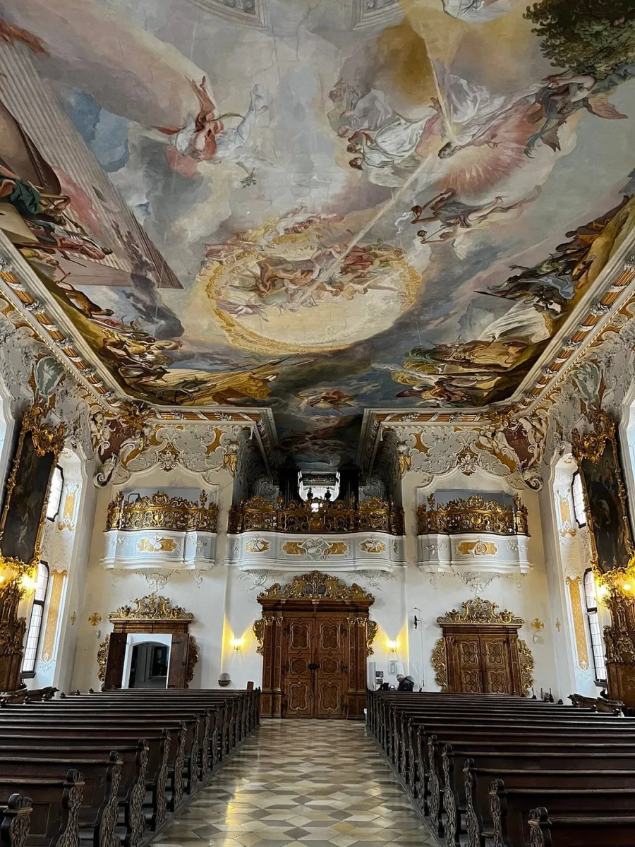 Innenansicht einer barocken Kirche mit Fresken.