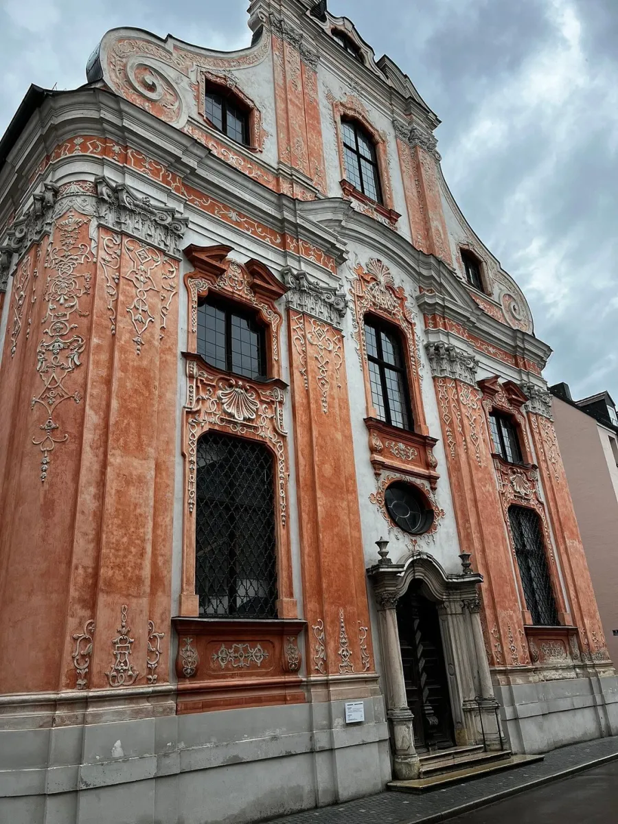 Barockgebäude mit verzierten Fassaden.
