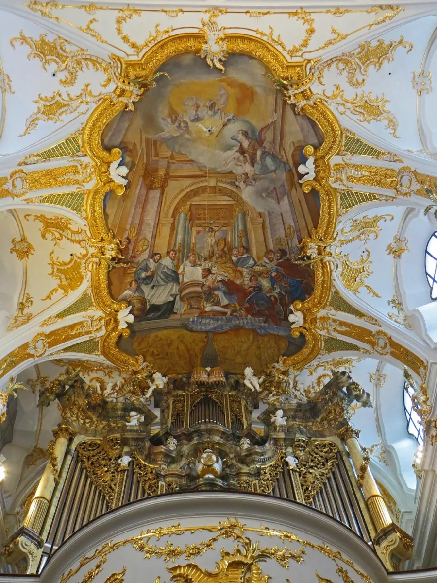 Barocke Deckenmalerei und Orgel in einer Kirche