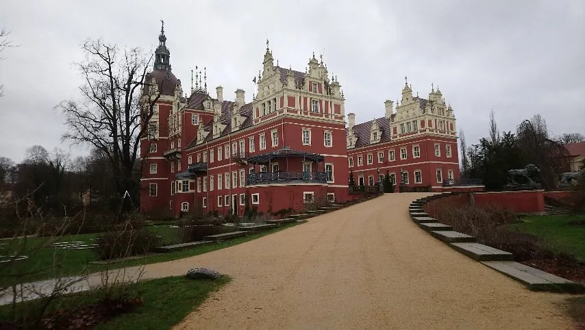Historisches Schloss mit roter Fassade