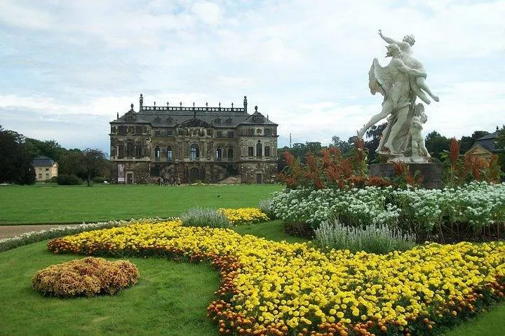 Historisches Gebäude mit Garten und Statue