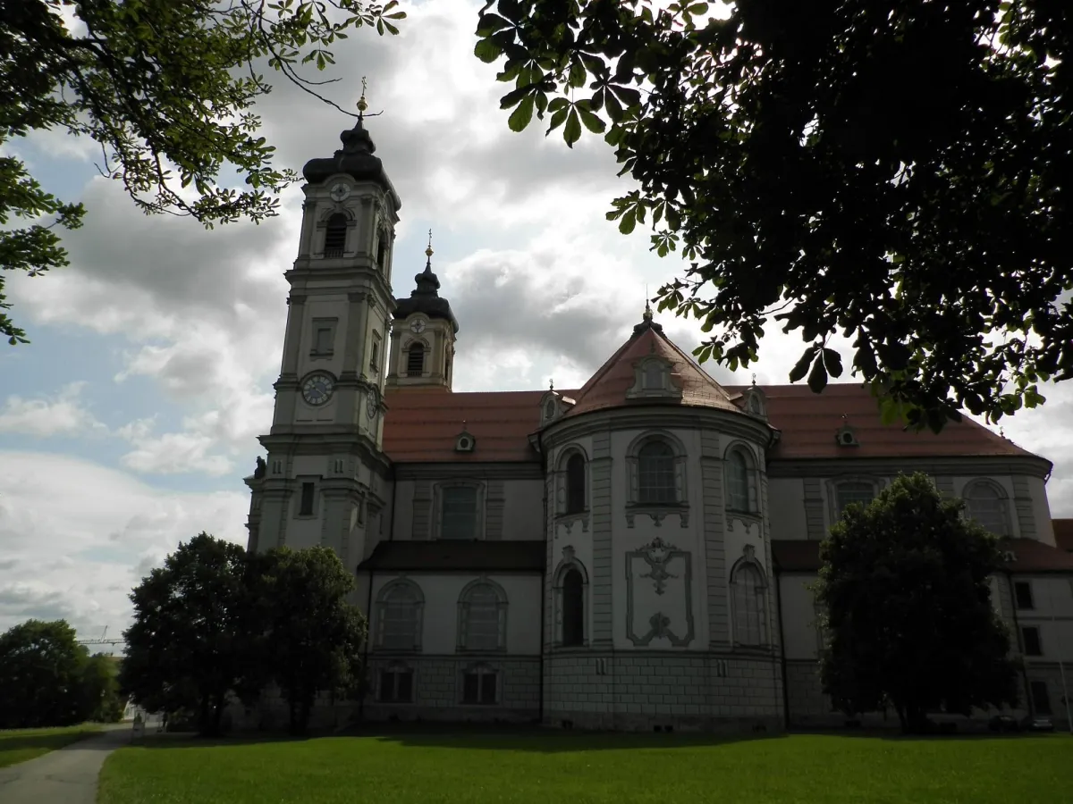 Barockkirche mit Türmen und Bäumen