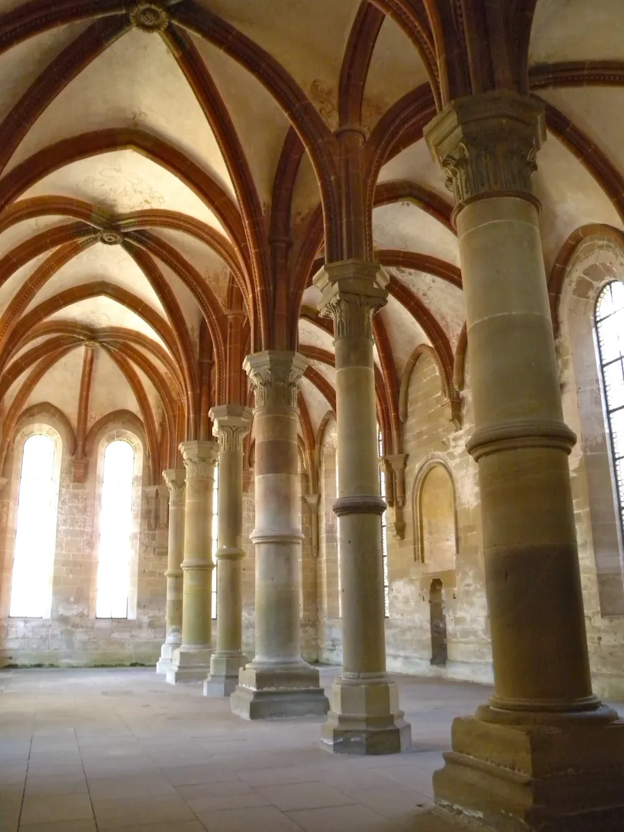 Gotische Gewölbedecke mit Säulen in einem historischen Gebäude.