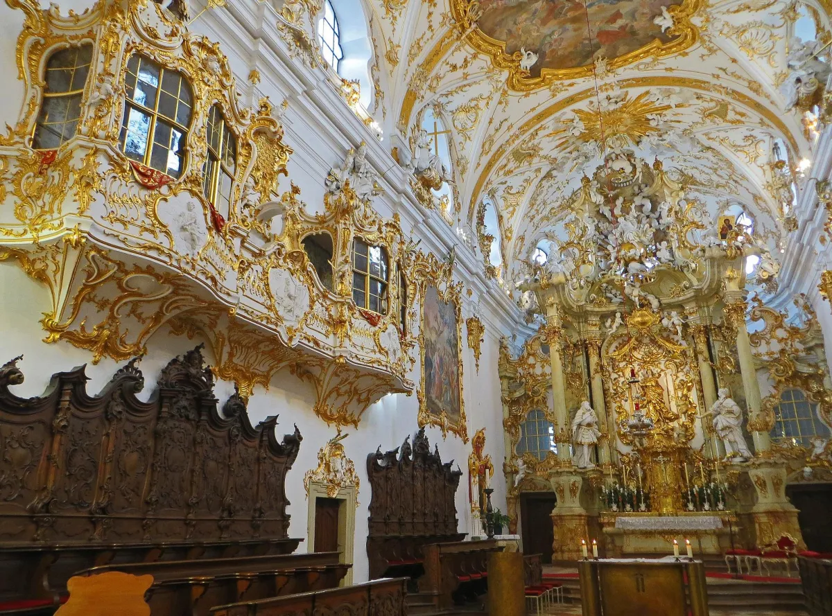 Barocker Kircheninnenraum mit reich verzierten Dekorationen.