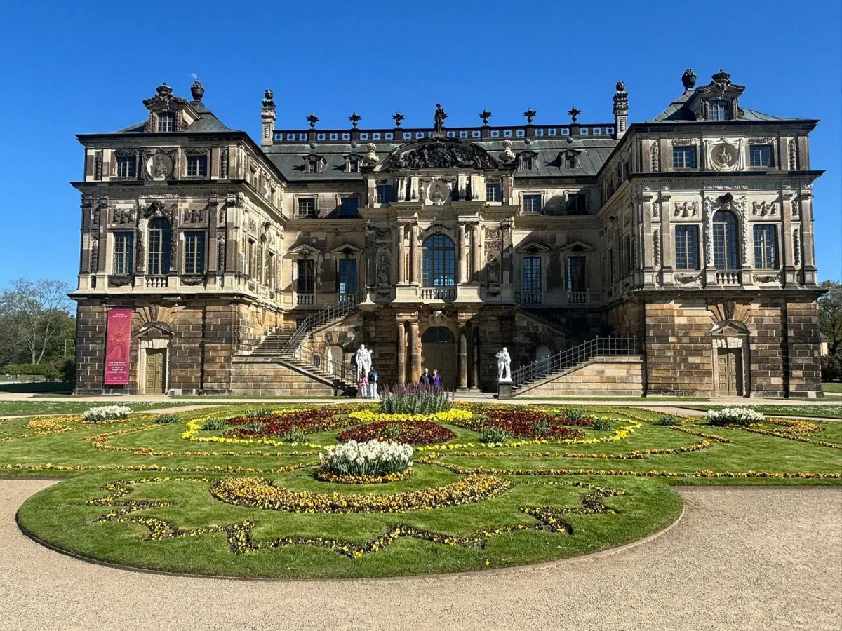 Historisches Gebäude mit Garten
