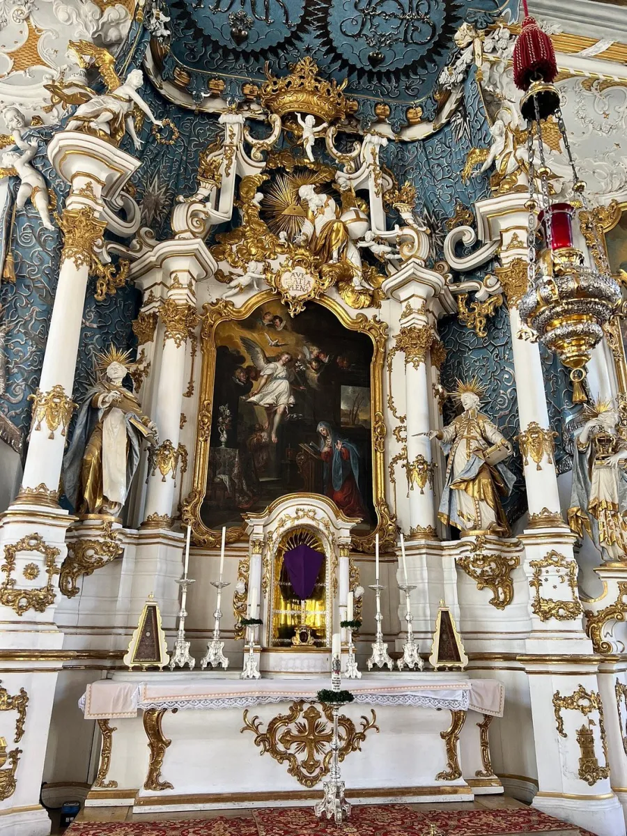 Barocker Altar mit Verzierungen und Gemälde.
