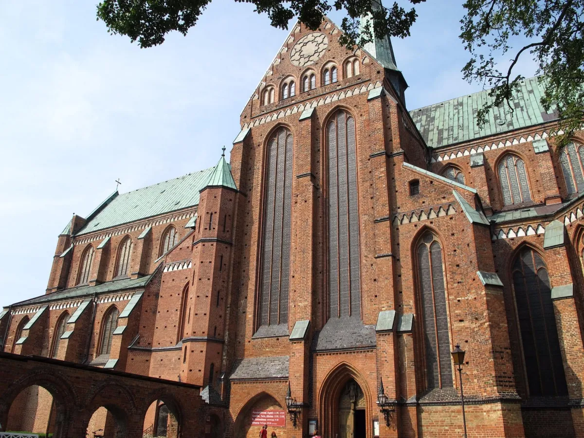 Backsteinkathedrale mit gotischen Elementen