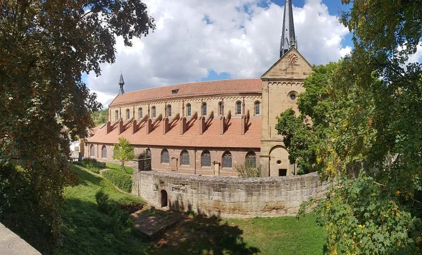 Historische Kirche mit rotem Dach und Turm