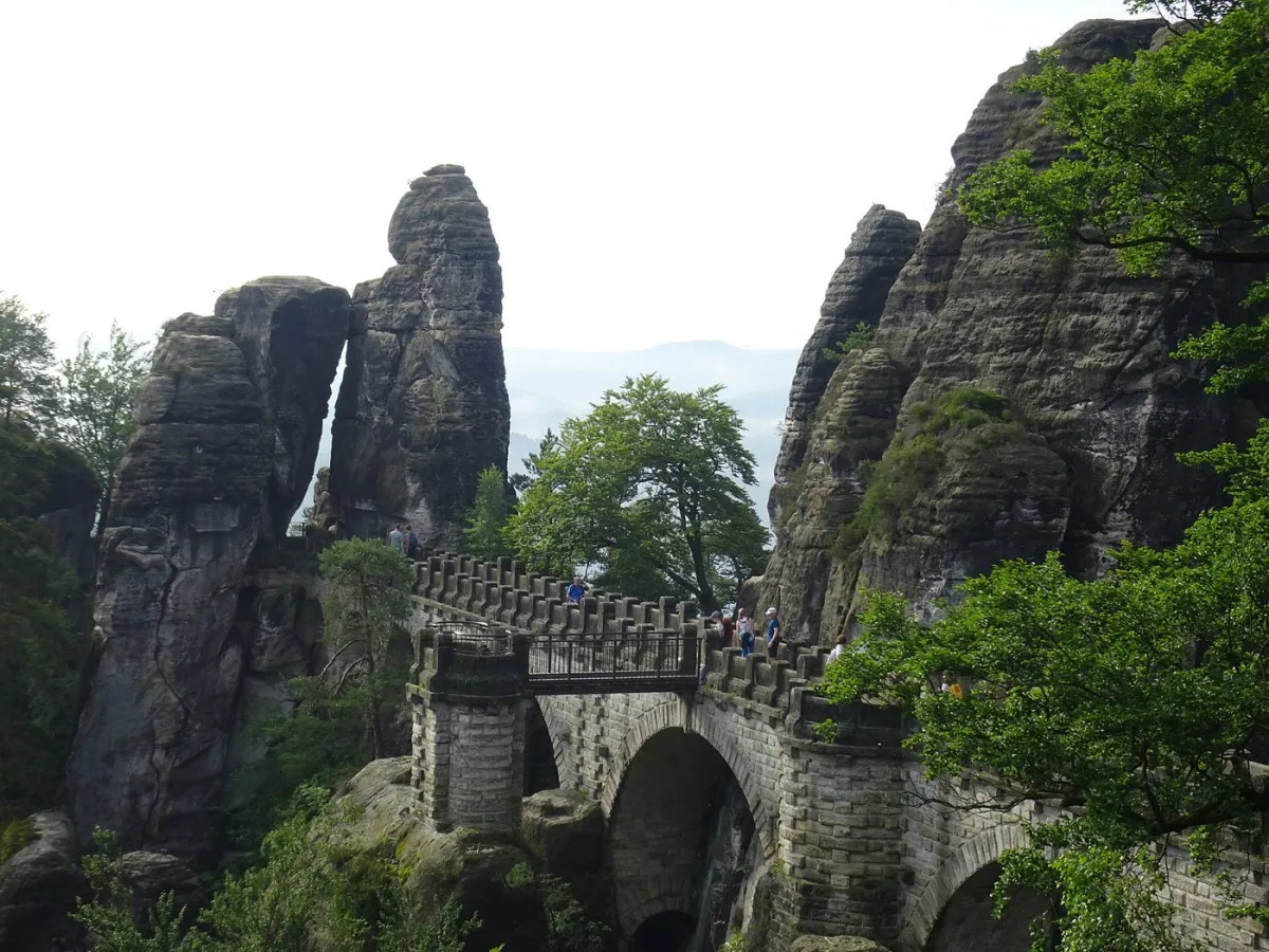 Steinbrücke zwischen Felsen und Bäumen