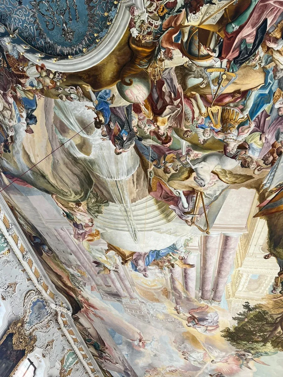 Barocke Deckenmalerei mit Figuren und Ornamenten