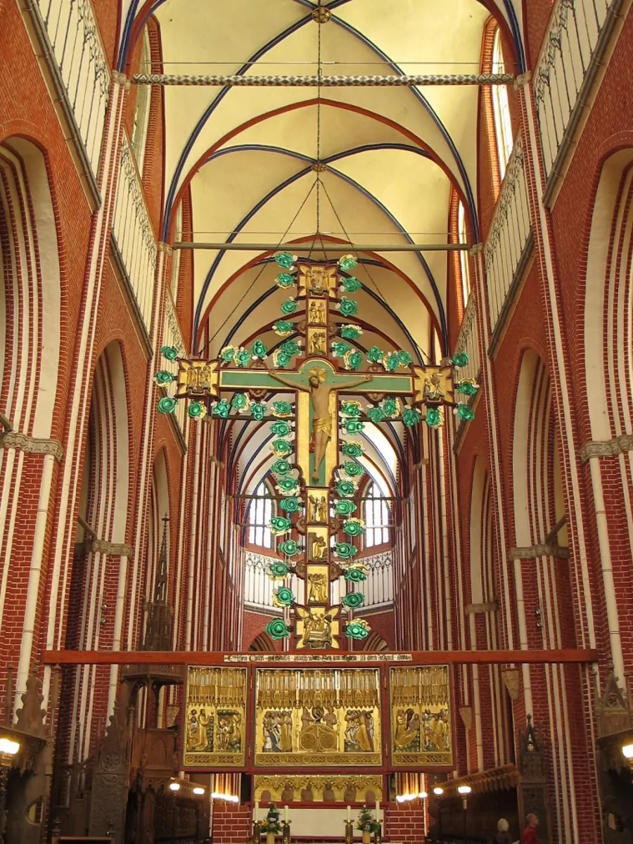 Innenansicht einer gotischen Kirche mit Kreuz und Altar