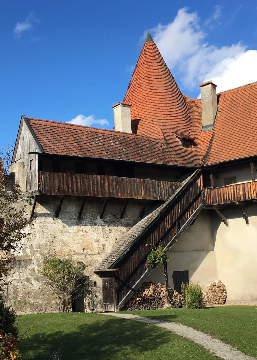 Historisches Gebäude mit rotem Ziegeldach