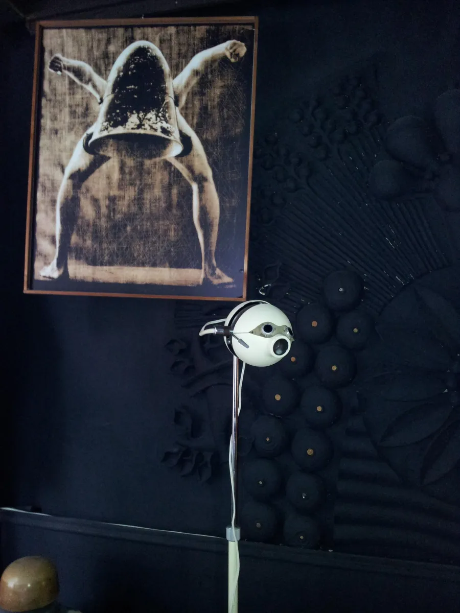 Kunstinstallation mit Bild und Lampe