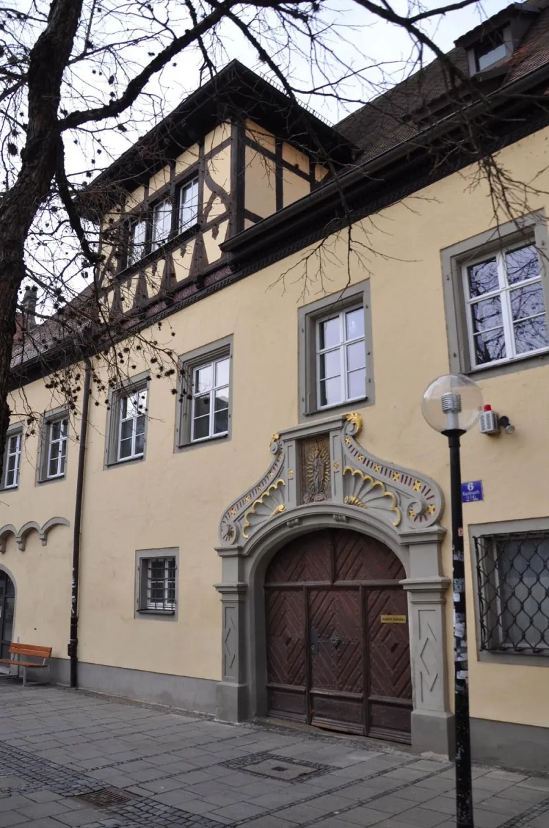 Historisches Gebäude mit verziertem Eingang