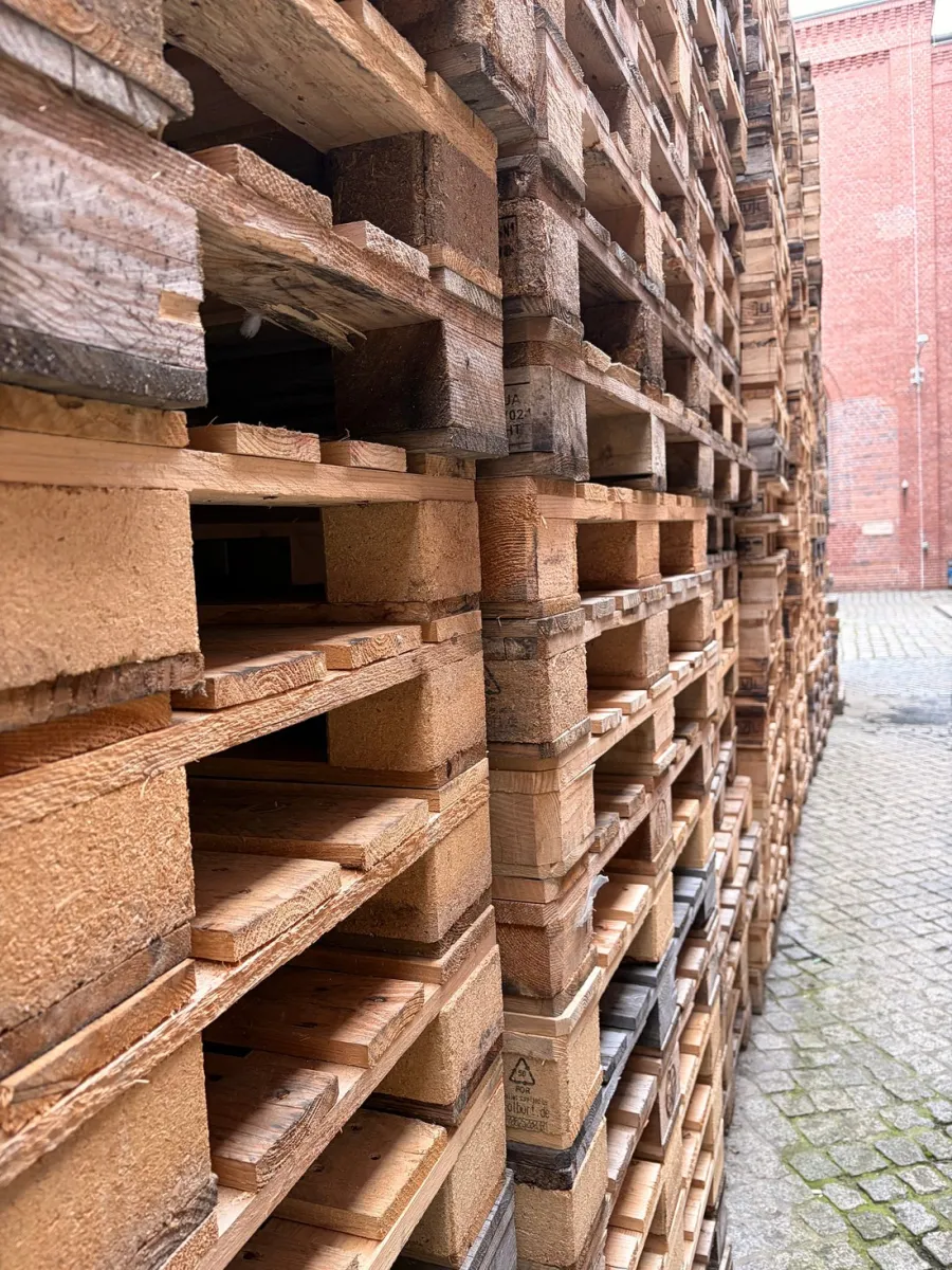Stapel von Holzpaletten
