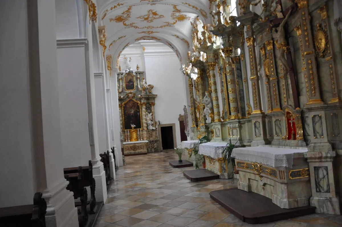Innenansicht einer barocken Kirche mit Altären.