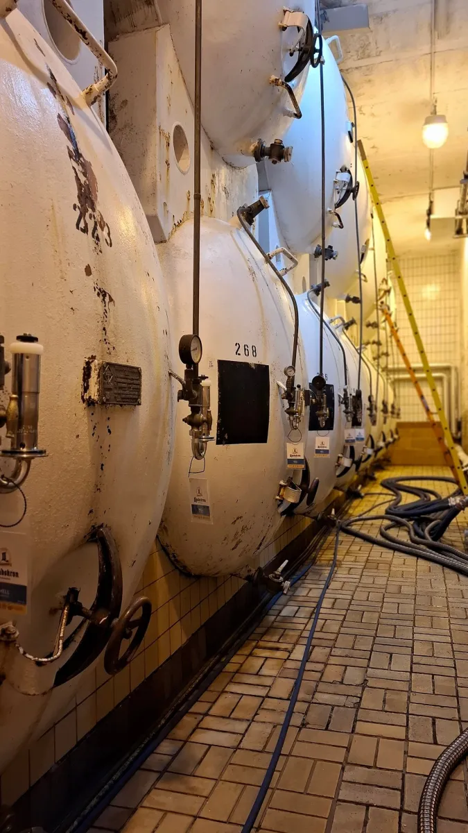 Reihe von großen Metalltanks in einer Brauerei