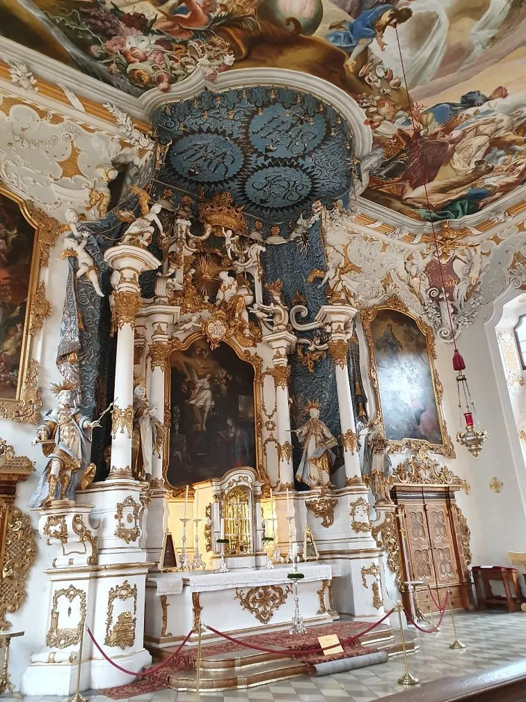 Barockaltar mit reichhaltigen Verzierungen