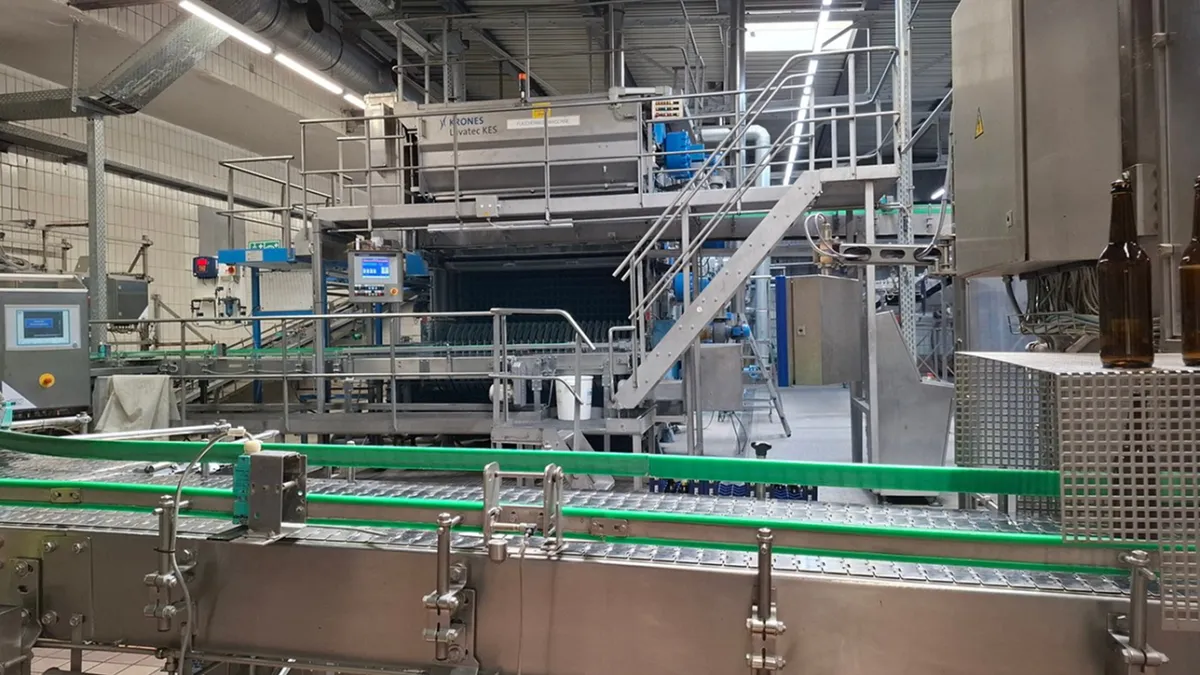 Innenansicht einer industriellen Abfüllanlage