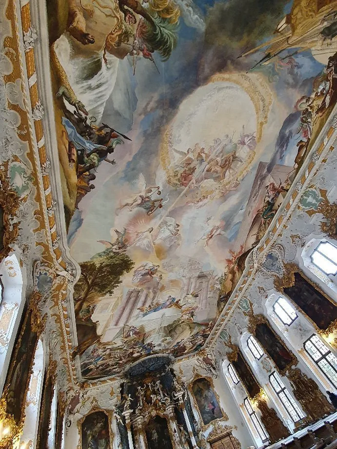 Barocke Deckenmalerei in einer Kirche