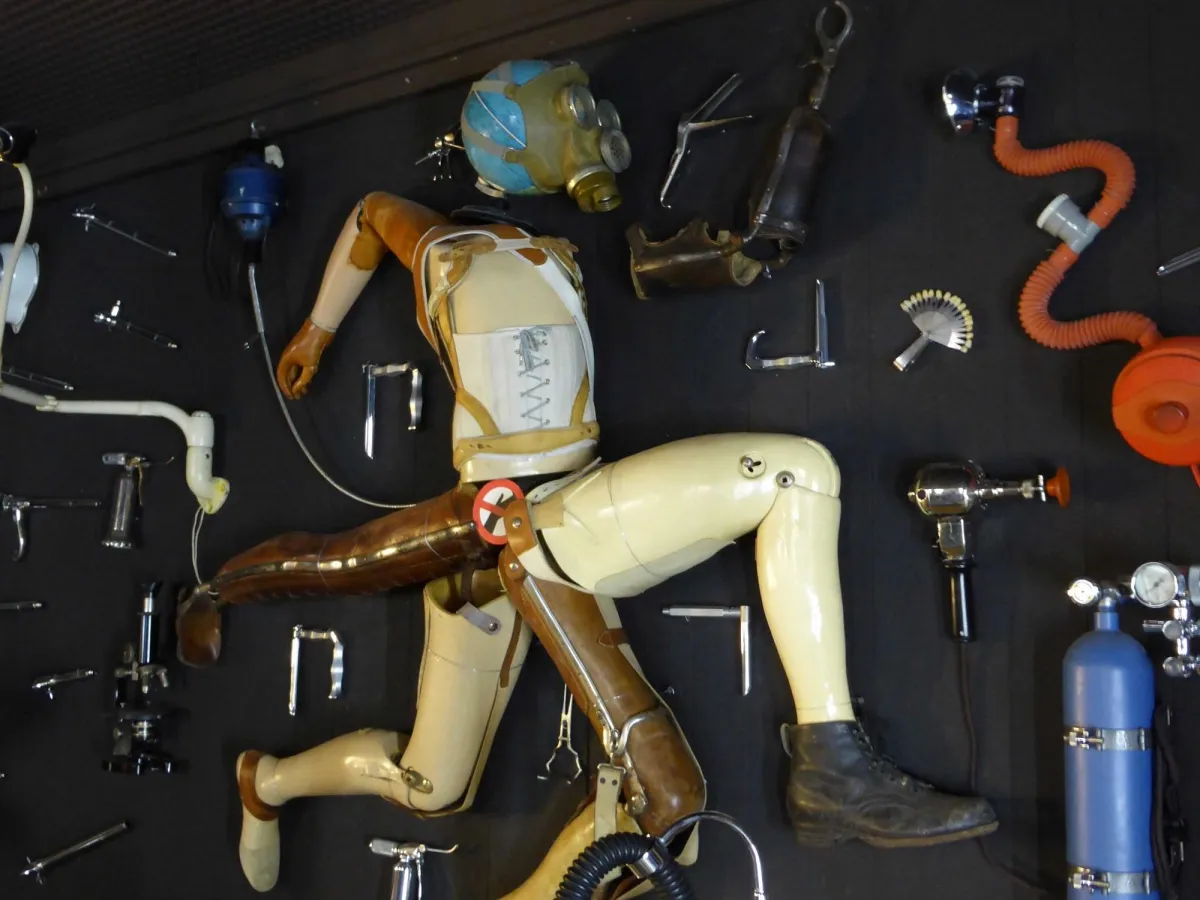 Mannequin mit Gasmaske und medizinischen Instrumenten
