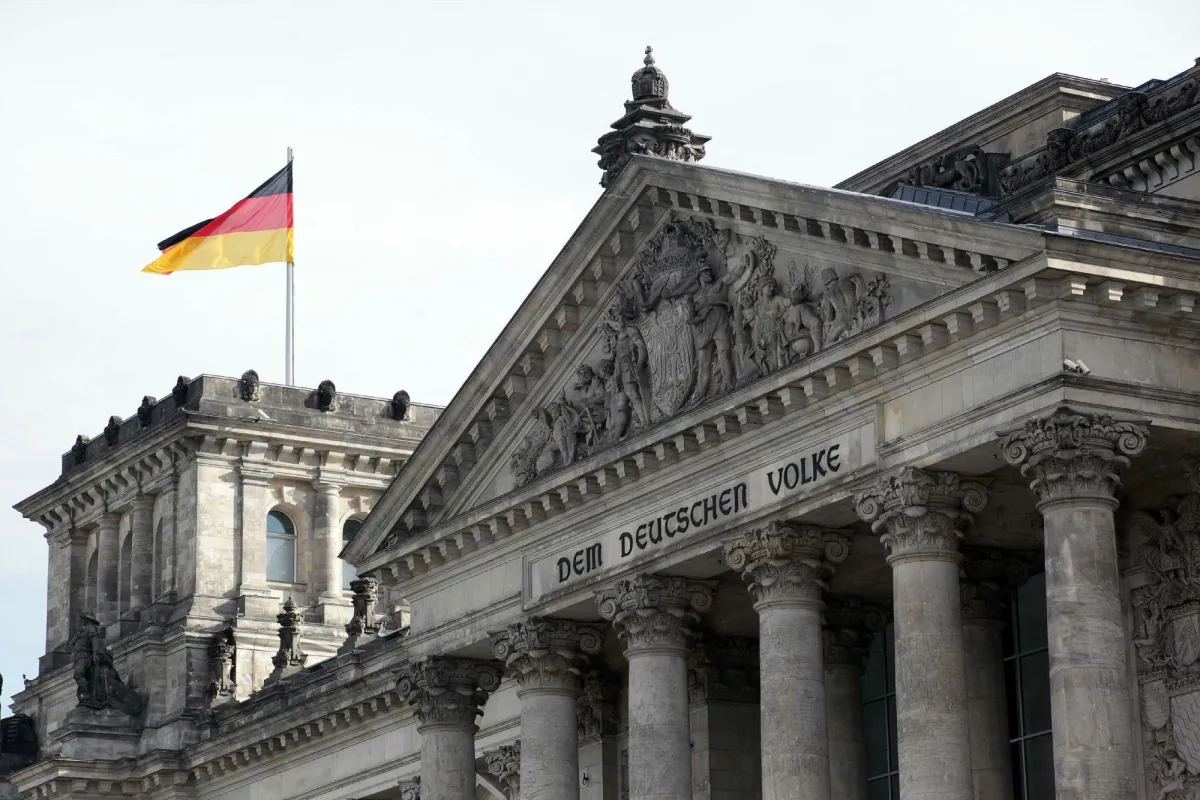 Reichstagsgebäude mit deutscher Flagge
