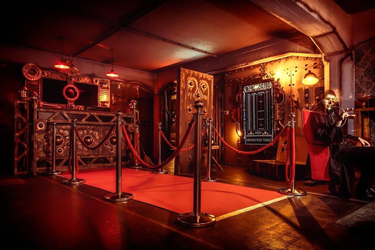 Steampunk-Innenraum mit rotem Teppich