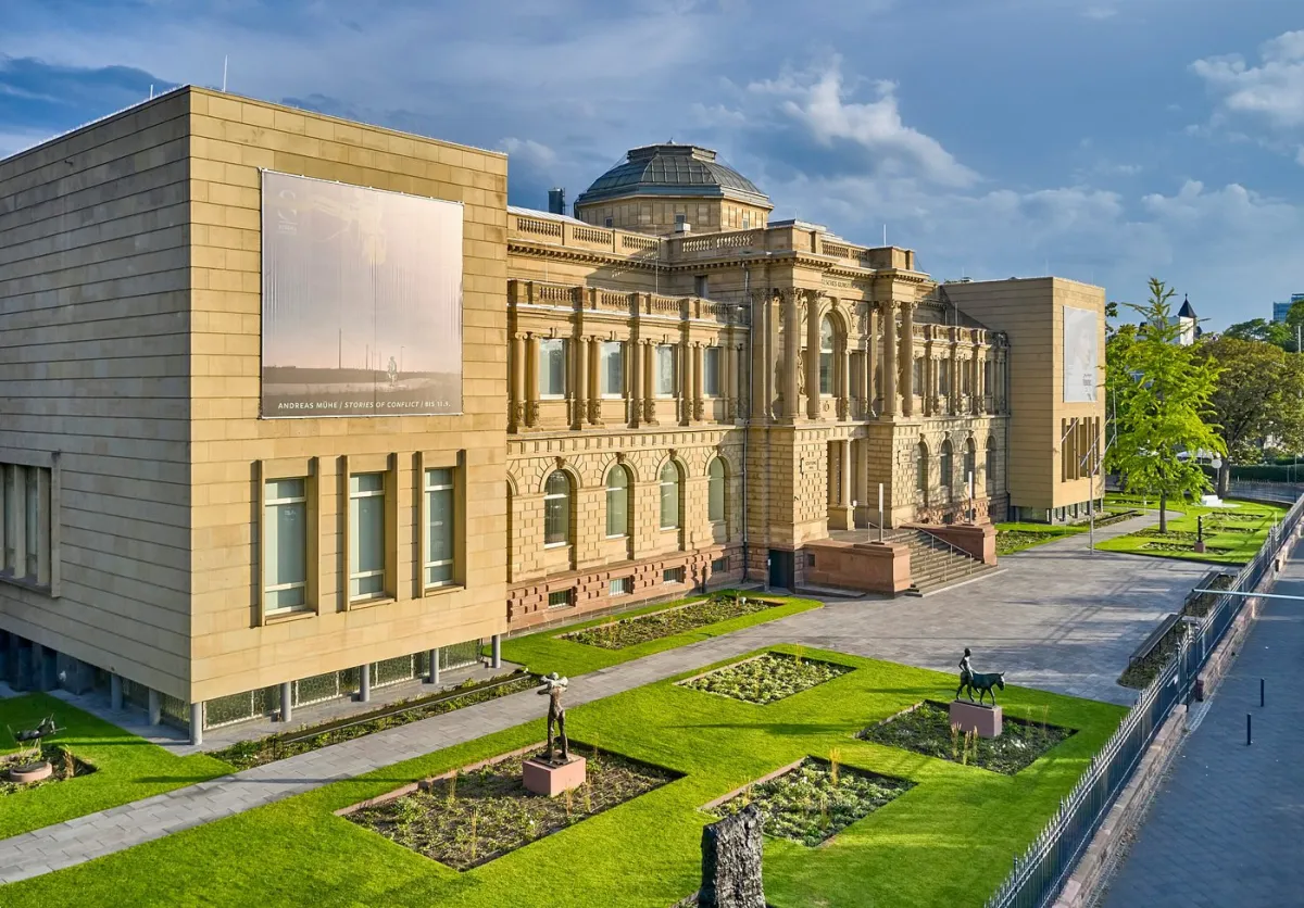 Außenansicht eines großen Museumsgebäudes mit Garten