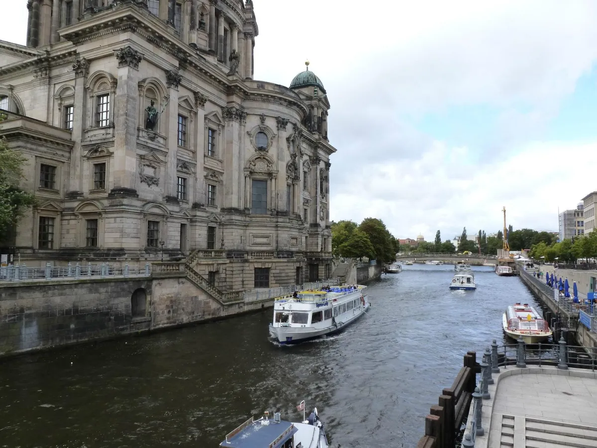 Historisches Gebäude am Fluss mit Booten
