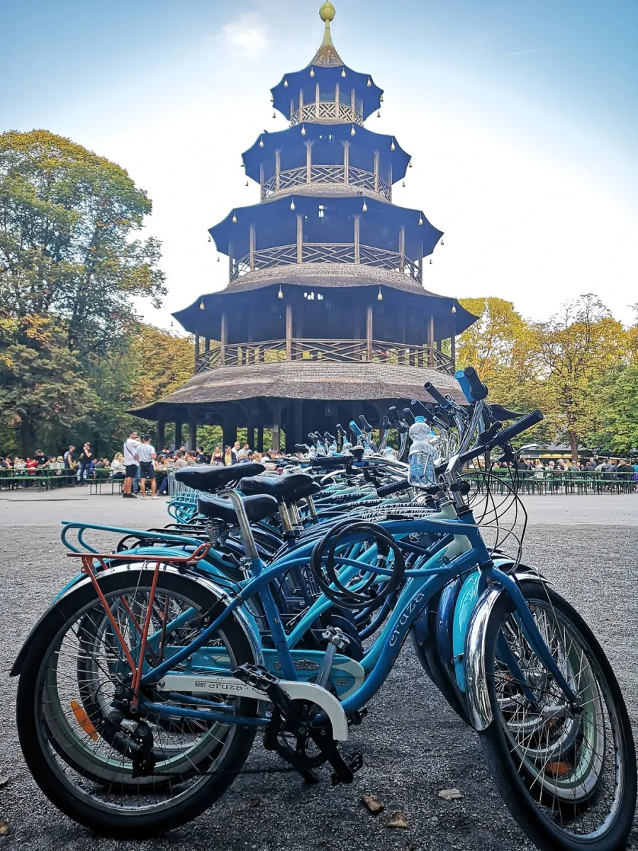 Fahrräder vor einem Pagodenturm im Park