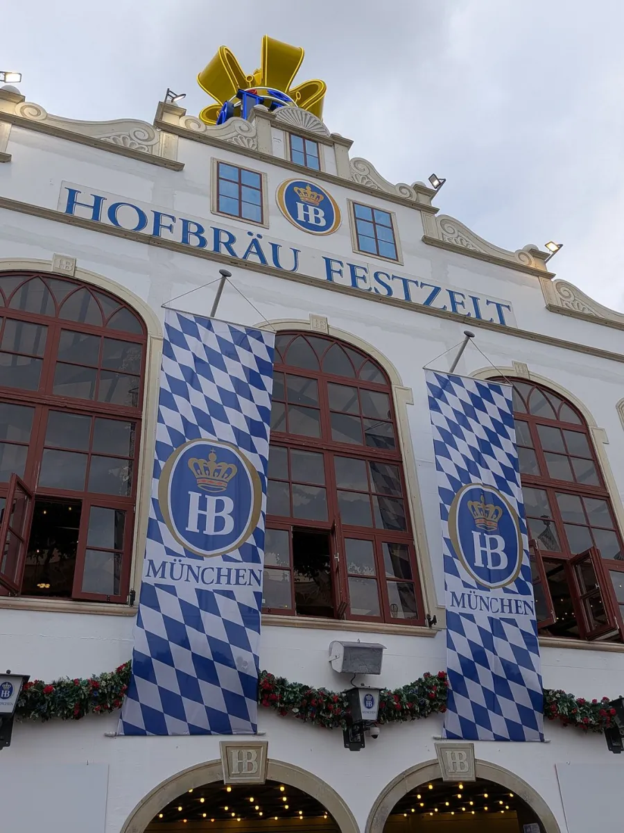 Fassade des Hofbräu Festzelts in München