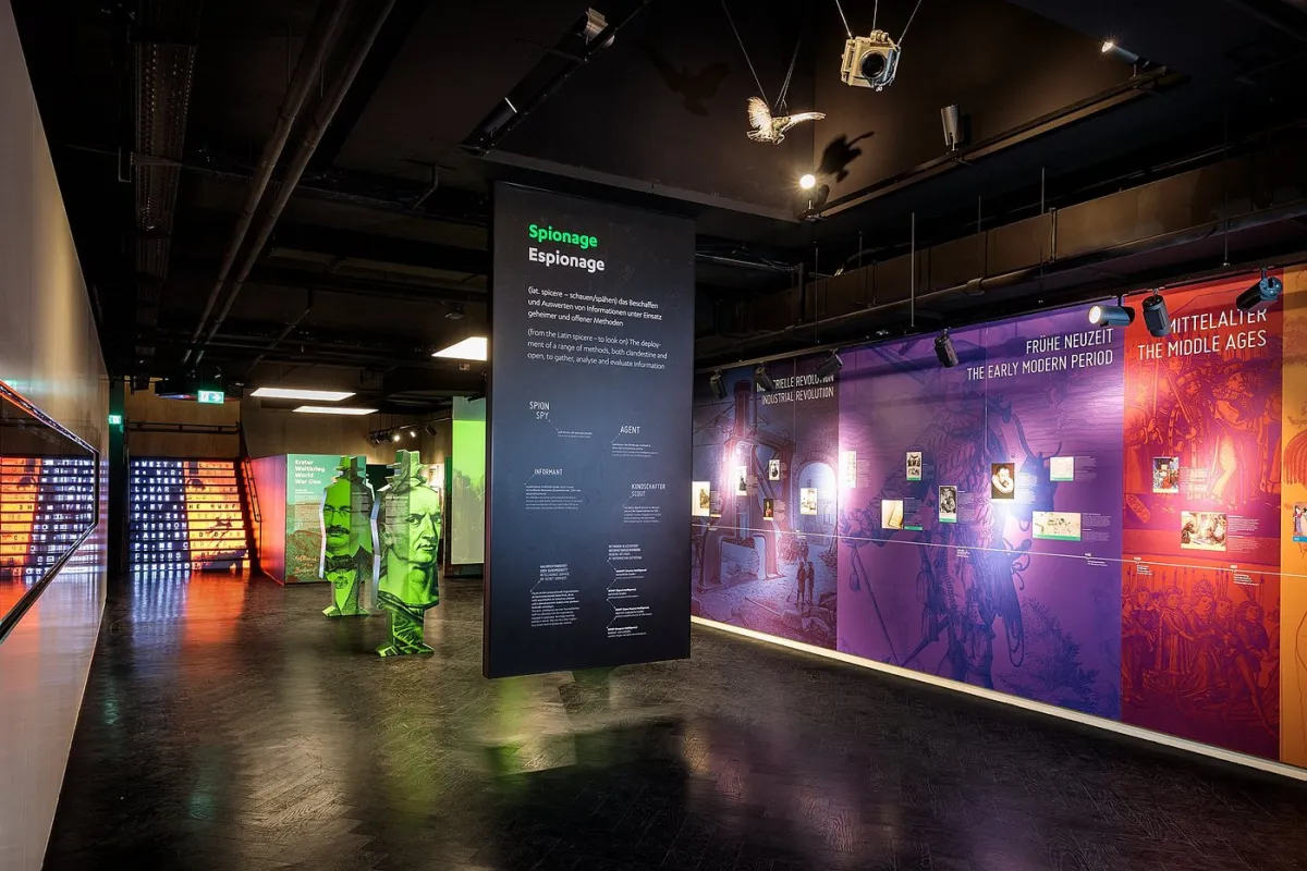 Ausstellung über Spionage mit beleuchteten Tafeln.