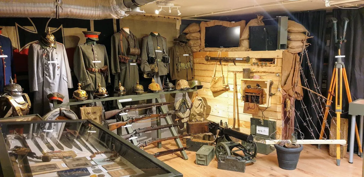 Museumsausstellung mit Militäruniformen und Ausrüstung.