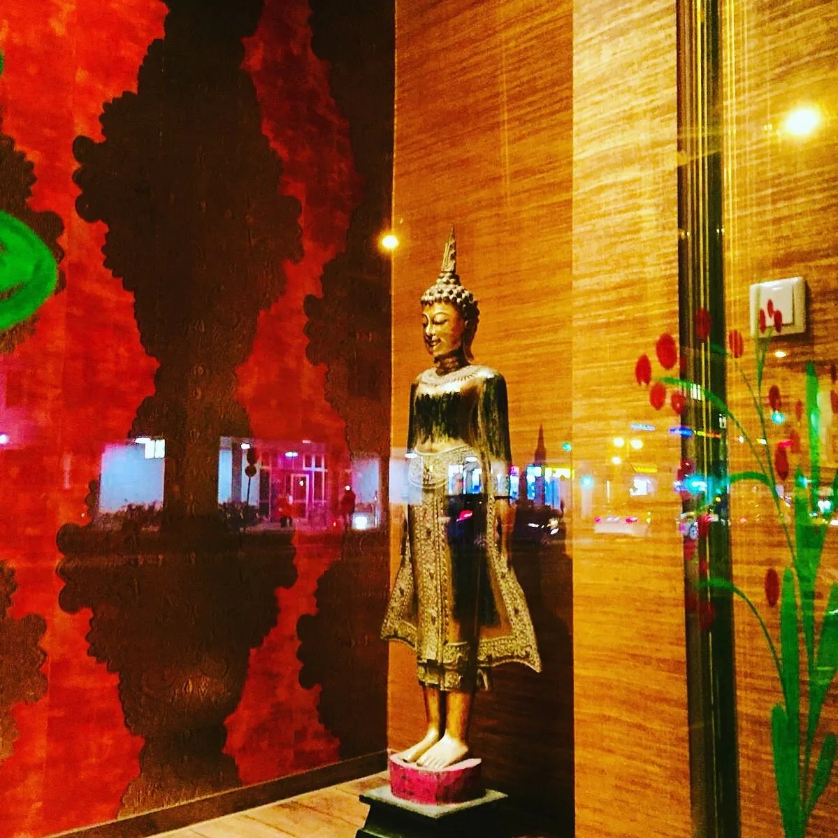 Buddha-Statue in einem Schaufenster