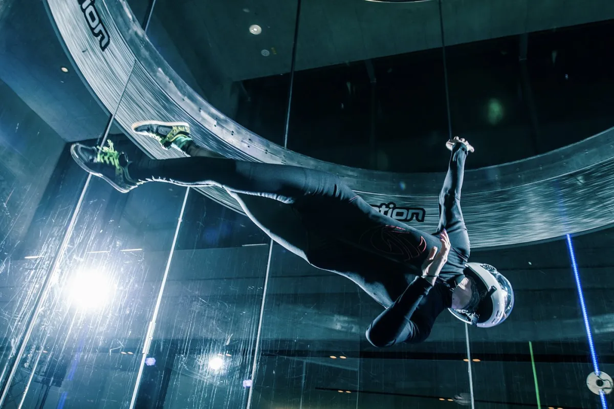 Person im Windkanal beim Indoor-Skydiving.