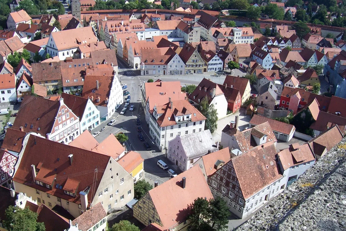 Luftaufnahme von mittelalterlichen Häusern mit roten Dächern.