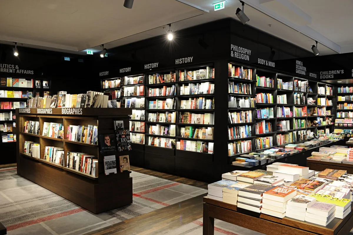 Innenansicht einer Buchhandlung mit Regalen voller Bücher.