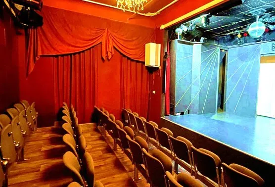 Kleiner Theatersaal mit Bühne und Sitzreihen