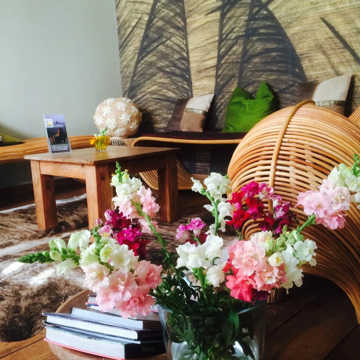 Wohnzimmer mit Blumen und Holzmöbeln