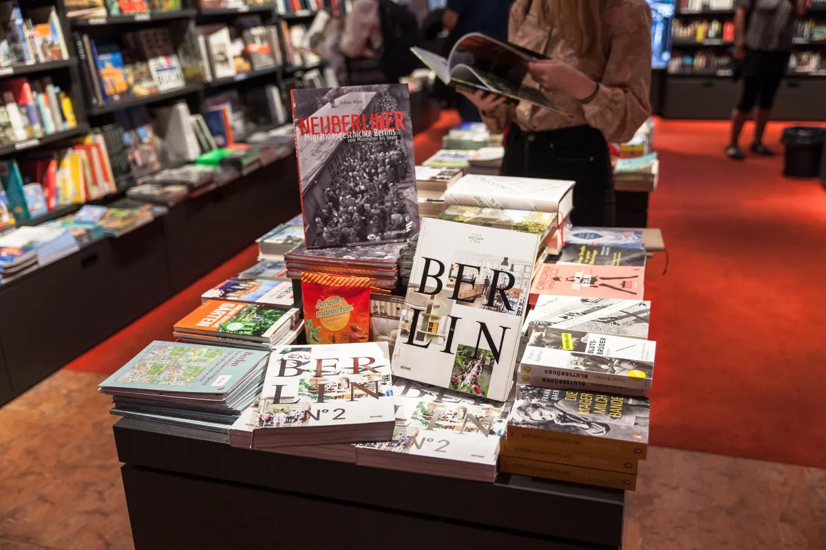 Bücher auf einem Tisch in einer Buchhandlung.