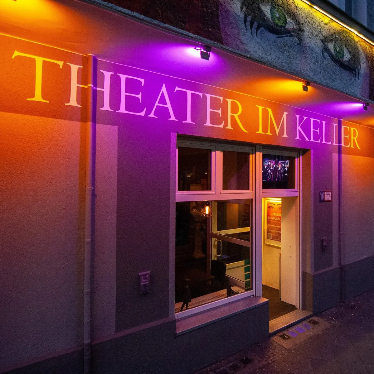 Eingang des Theaters im Keller mit bunter Beleuchtung