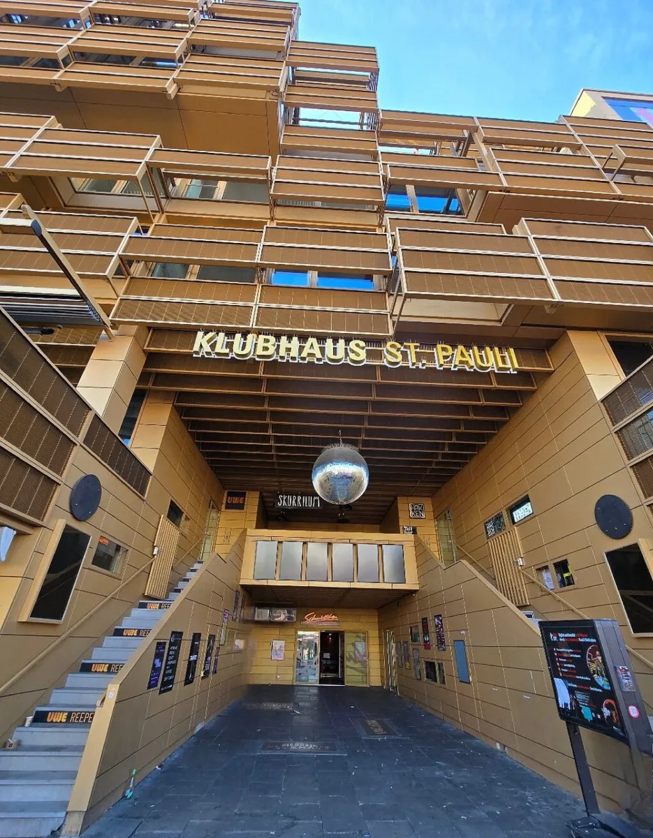 Eingang des Klubhaus St. Pauli mit Spiegelkugel