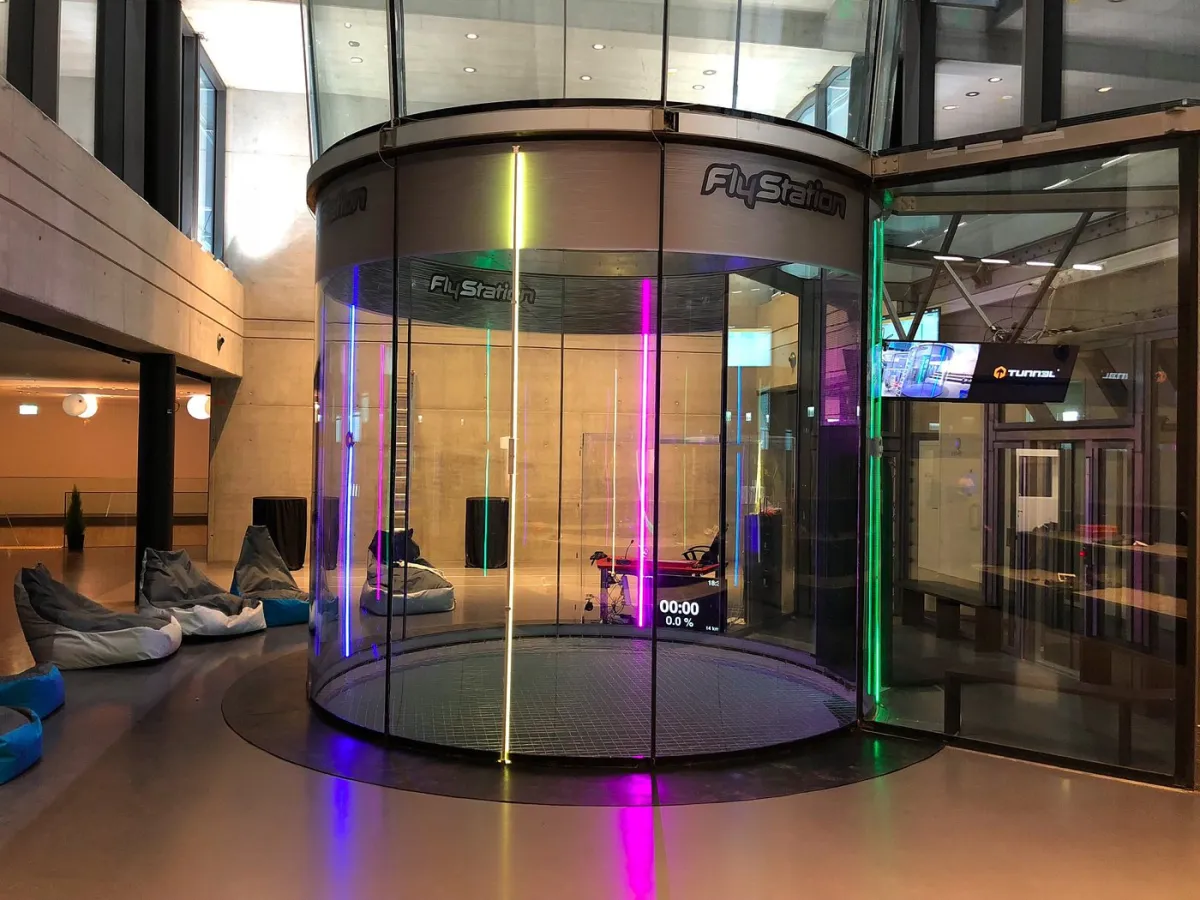 Innenansicht eines Windtunnels mit bunten Lichtern.